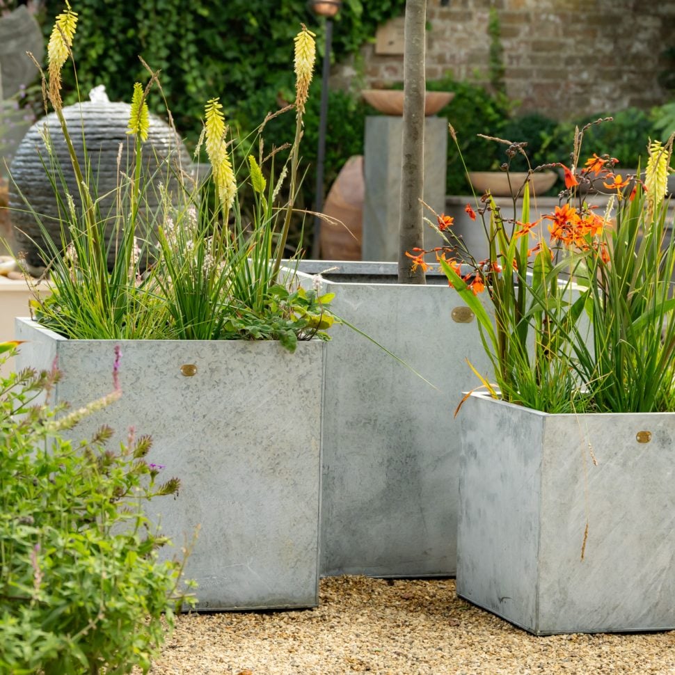 Buy Wootton Vintage Metal Tub Planter | Foras Stone