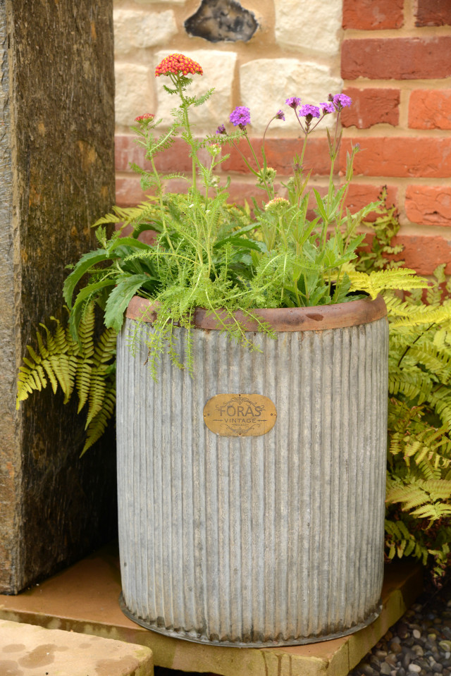 Wootton Vintage Metal Tub Planter The perfect vintage addition to your garden!